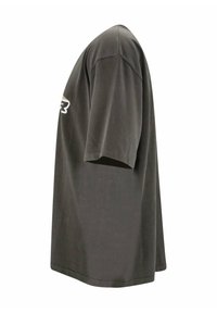 Tricou cu mânecă scurtă, de culoare gri închis, cu croială ușor supradimensionată, prezentat din profil pe un fundal alb.