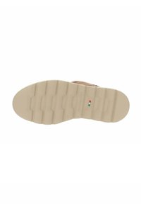 Suela de zapato color marrón claro con una superficie de goma beige texturizada. Presenta surcos horizontales y un acento de la bandera italiana, con marcas de tamaño visibles.