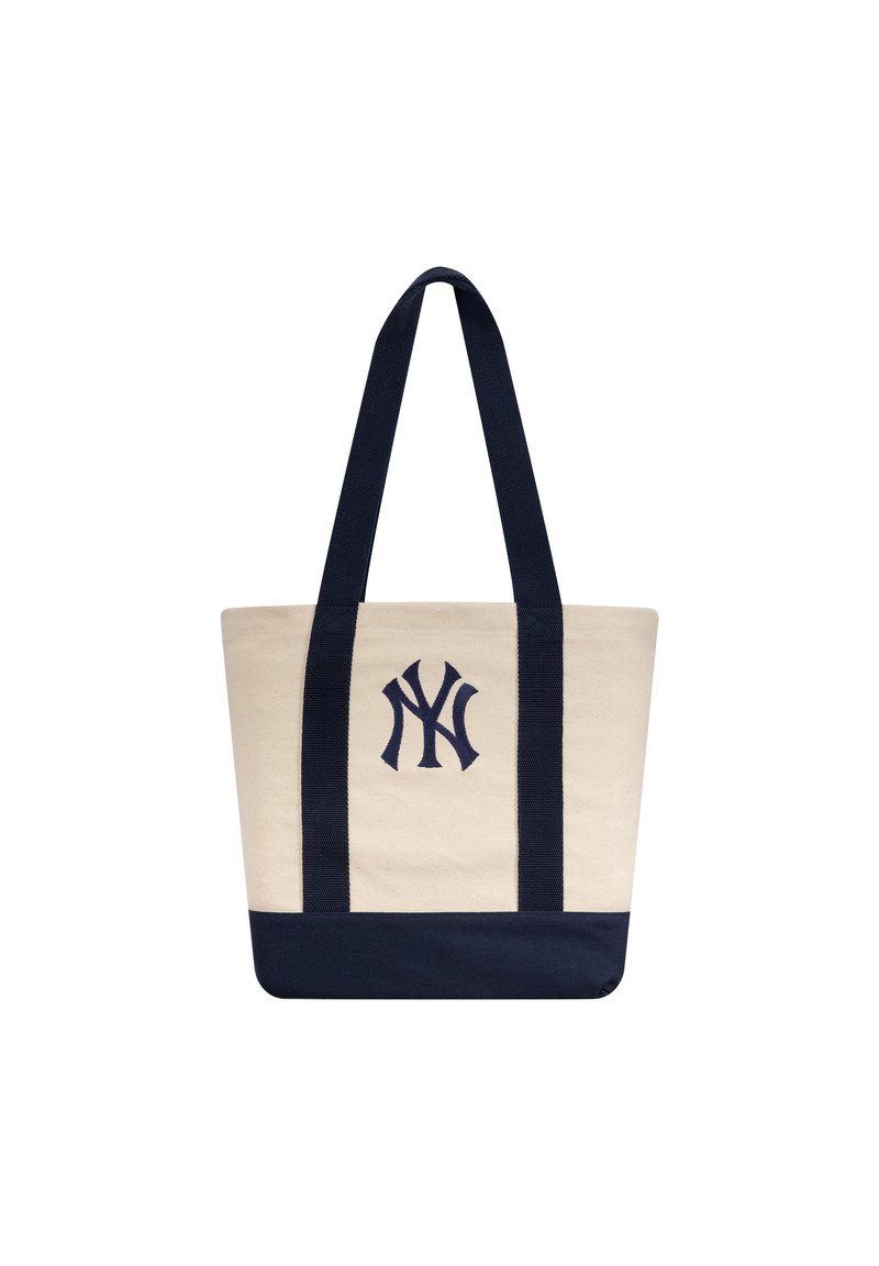 Τσάντα tote από καμβά σε εκρού χρώμα με μπλε λεπτομέρειες, με το λογότυπο των New York Yankees. Σχεδιασμένη με δύο ανθεκτικές λαβές και ορθογώνιο σχήμα.