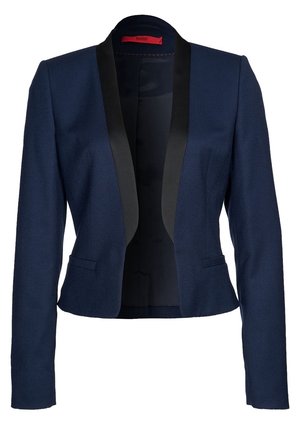 Marineblå blazer med sort satin sjalskrave, lange ærmer og tilpasset talje, med to forlommer og åben front.