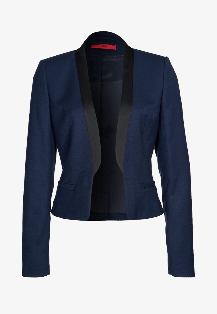 Blazer bleu marine avec col châle en satin noir, manches longues et taille cintrée, avec deux poches passepoilées à l'avant et ouverture avant.