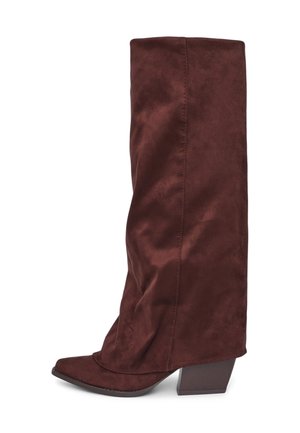Stivali in camoscio bordeaux al ginocchio con punta appuntita e tacco chunky. Texture liscia con cuciture visibili lungo la cucitura.