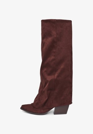 Bottes en daim bourgogne montant jusqu'au genou, avec un bout pointu et un talon épais. Texture lisse avec des coutures visibles le long de la couture.