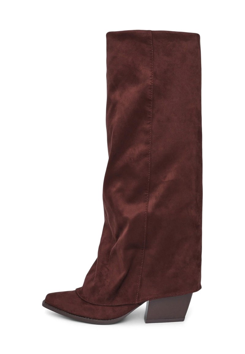 Stivali in camoscio bordeaux al ginocchio con punta appuntita e tacco chunky. Texture liscia con cuciture visibili lungo la cucitura.