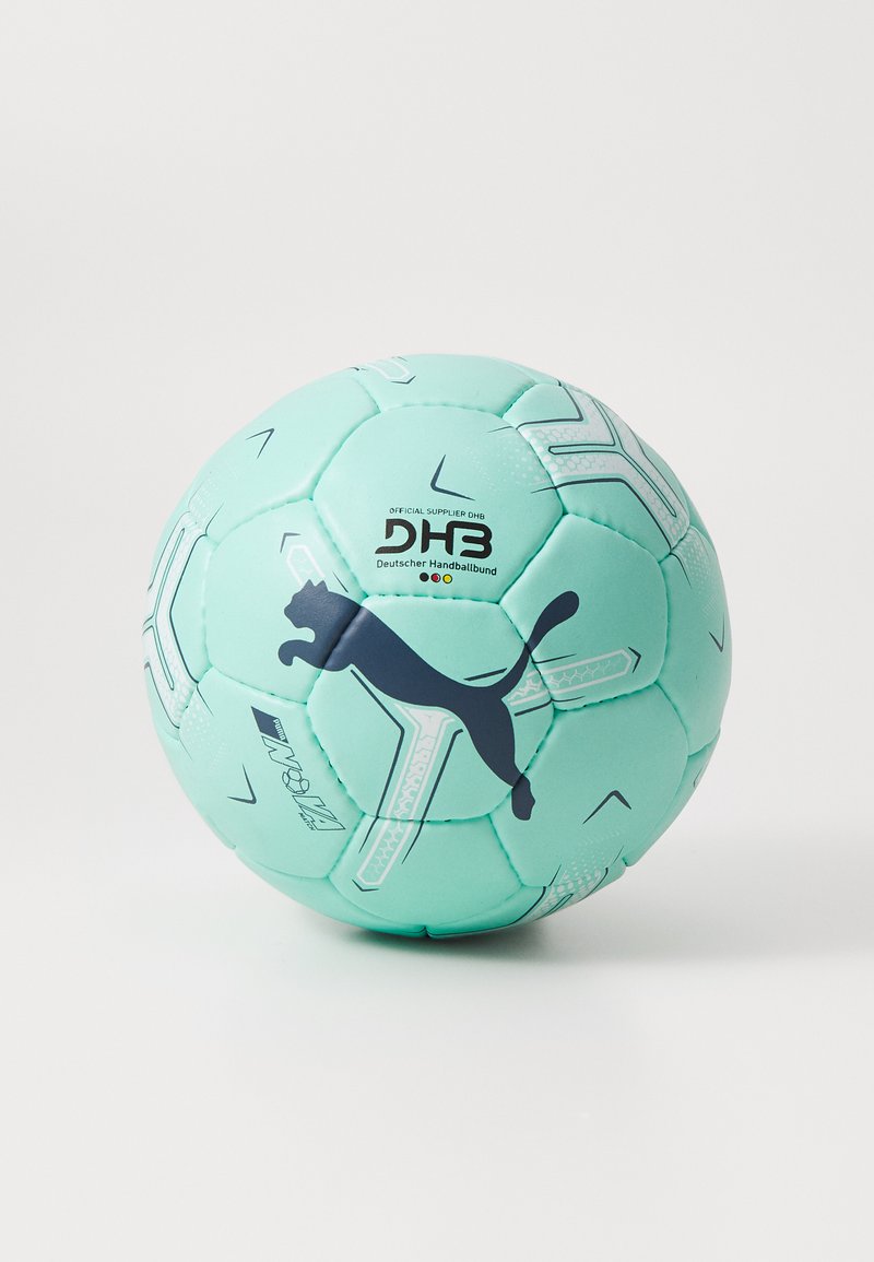 En myntegrøn handbold med teksturerede paneler, der har det sorte PUMA-logo og 'DHB'-branding, designet i en traditionel sfærisk form.