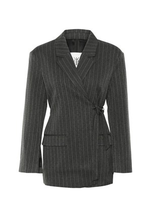 Blazer gris foncé à rayures avec un design croisé, des manches longues et deux poches avant ; possède une ceinture à la taille et un col structuré.