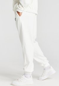 SIKSILK Träningsbyxor - off-white