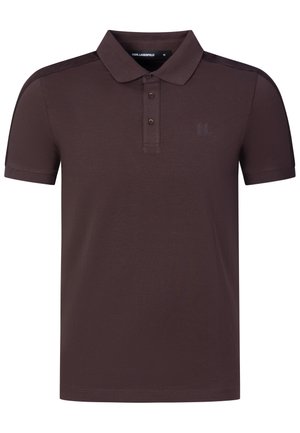 Dunkelbraunes kurzärmeliges Poloshirt mit drei Knöpfen und einem dezenten Logo auf der linken Brust, mit klassischem Kragen und Schulterstreifendetail.