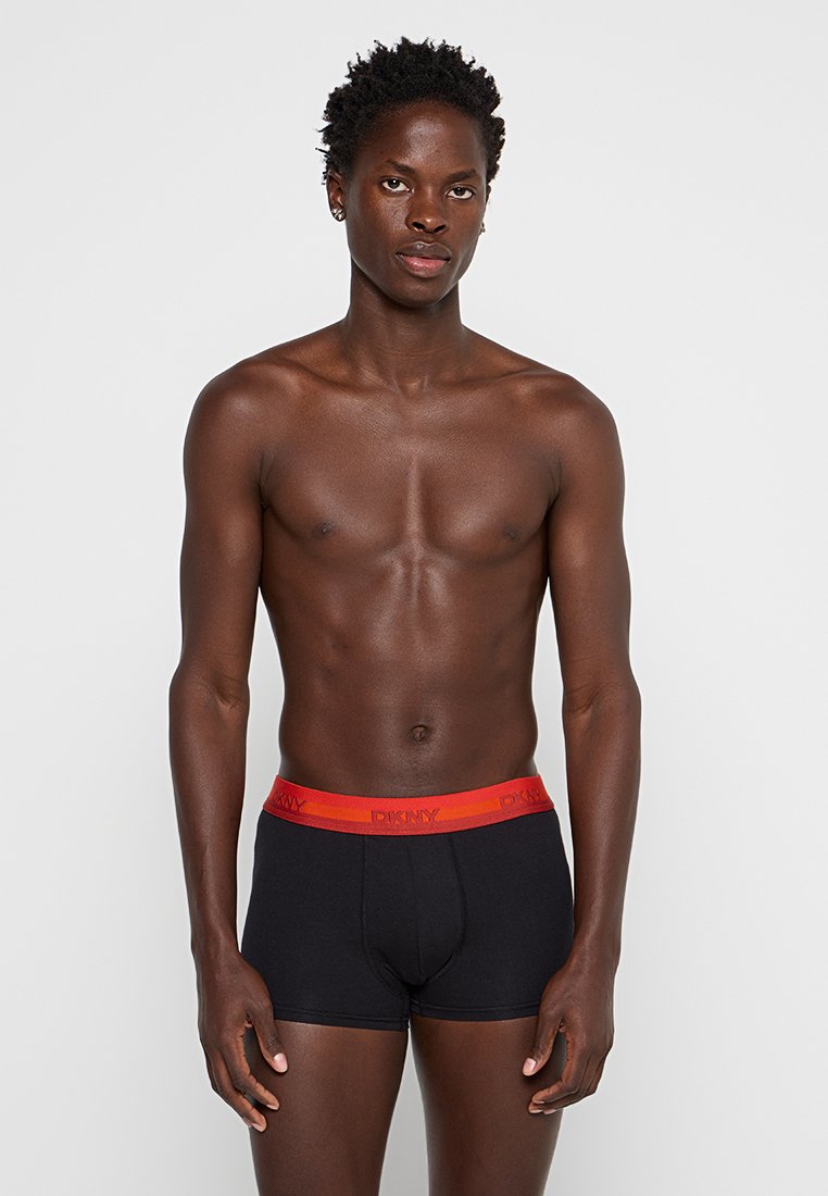 Czarne bokserki z materiału stretch, z czerwoną gumką z logo DKNY, posiadające dopasowaną kieszonkę dla wsparcia.
