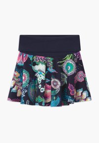 Utställd kjol med midja i marinblått, prydd med ett livligt blommönster i rosa, grönt och turkost på en mörk bakgrund.