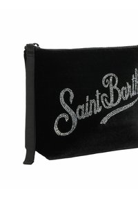 Zwarte fluwelen ritspouch met "Saint Barth" geschreven in zilveren strass en een zwarte polsband bevestigd aan de rits.
