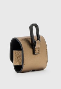 Bronzowa metaliczna skórzana etui na AirPods z czarnymi krawędziami i przymocowanym czarnym karabinkiem.