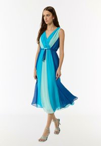 Vika-Ausschnitt, farblich abgesetztes Kleid in Türkis- und Blautönen, mit schwingender Silhouette, taillierter Taille und zarter Stofftextur.