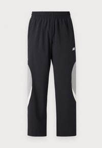 Calças de desporto pretas com cintura elástica, painéis laterais cinzas e brancos, e um pequeno logótipo da New Balance em branco na parte superior da perna direita.