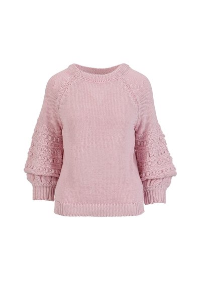 Jersey de punto rosa con cuello redondo, mangas ranglán y mangas abullonadas texturizadas con un patrón de pompones y puños acanalados.