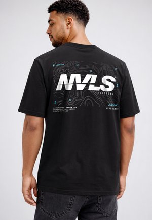 Mann trägt schwarzes T-Shirt mit weißem und blauem abstraktem topografischem Design und großem Schriftzug "MALS Clothing" auf dem Rücken.