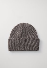 Gorra de punto gris con textura acanalada y puño doblado. Presenta un acabado suave y está hecha de un material cálido y suave.