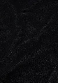 Zwarte stof met een subtiele textuur, met verschillende tinten en een fijne weving, geschikt voor kleding of stoffering.