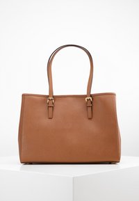 Sac fourre-tout synthétique marron avec deux poignées supérieures, forme rectangulaire, finition texturée et accents de quincaillerie dorée.