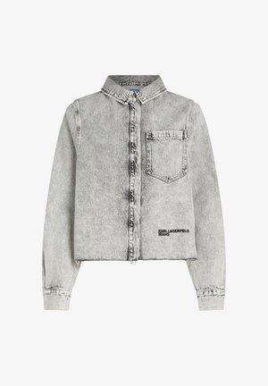 Jachetă din denim cropped gri, cu închidere cu butoane, guler ascuțit, un singur buzunar pe piept, margine sfrijită și detalii cu logo negru.