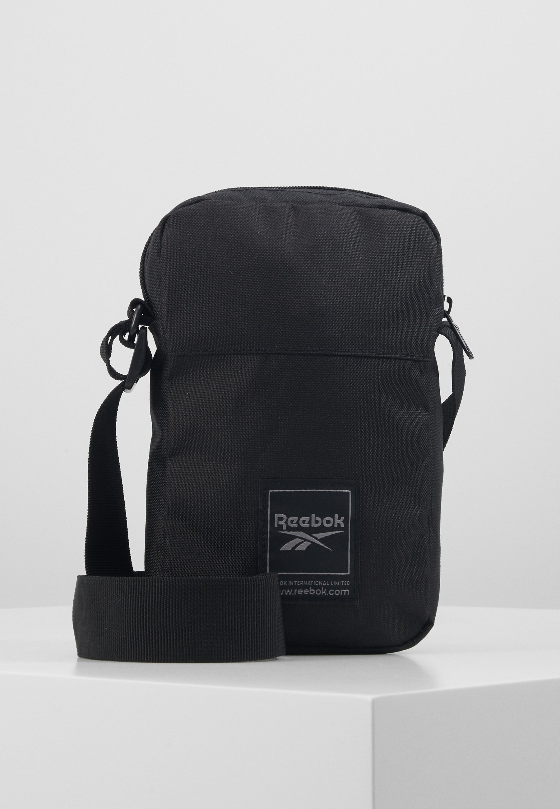 Reebok CITY BAG Axelremsväska black Zalando.se Reebok CITY BAG Axelremsväska pink Zalando.se