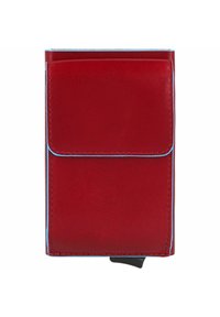 Portafoglio in pelle rossa con chiusura a patta, cuciture blu chiaro, forma rettangolare e un taschino visibile nella parte inferiore per un facile accesso.