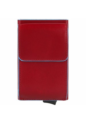Portafoglio in pelle rossa con chiusura a patta, cuciture blu chiaro, forma rettangolare e un taschino visibile nella parte inferiore per un facile accesso.