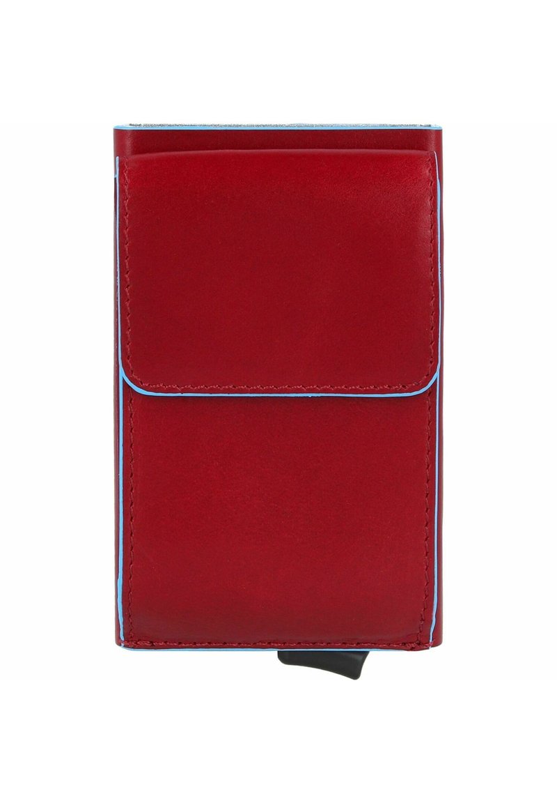 Portafoglio in pelle rossa con chiusura a patta, cuciture blu chiaro, forma rettangolare e un taschino visibile nella parte inferiore per un facile accesso.