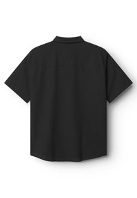 Černá košile s krátkým rukávem z texturované látky, s límečkem a pohodlným střihem, s rovně zakončeným spodním okrajem bez ozdob.