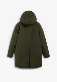 Abrigo verde oliva de longitud media con capucha. Presenta un corte recto, detalles de costura mínima y una abertura trasera para mayor funcionalidad. Textura suave.