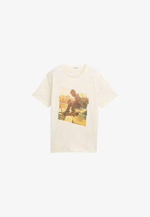 Witte katoenen t-shirt met een grote grafische afbeelding van een skateboarder in actie, met een vervaagd geel en bruin kleurenpalet.