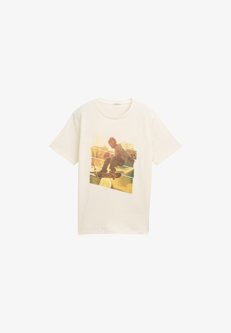 Witte katoenen t-shirt met een grote grafische afbeelding van een skateboarder in actie, met een vervaagd geel en bruin kleurenpalet.