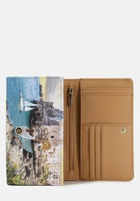 Portafoglio con interno sintetico marrone e un esterno colorato che presenta una scena costiera, chiusura a scatto, slot per schede e tasca con zip.