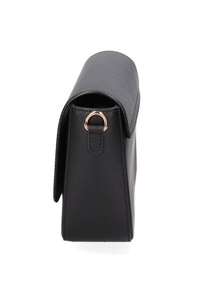 Borsa a tracolla nera in ecopelle con forma strutturata, texture liscia e patta piegata. Presenta un dettaglio ad anello dorato sul lato.