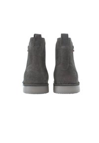 Botines de ante grises con tacón bajo, costuras reforzadas y tiradores en la parte posterior para facilitar su uso.