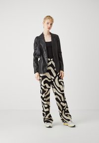 Vero Moda Tall VMAGNETE WIDE  - Bukse - black/sand dollar