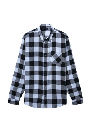 Camicia a maniche lunghe a quadri neri, grigi e bianchi, con colletto e taschino sul petto, disposta in piano su uno sfondo bianco.