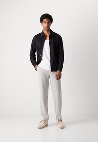 Lindbergh Športna jopa s kapuco na zadrgo - black