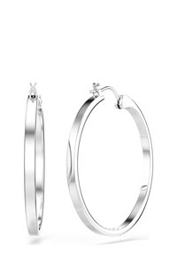 Pendientes de aro de plata con un acabado liso y pulido. Presentan un perfil delgado y un cierre seguro. Mostrados desde dos ángulos.