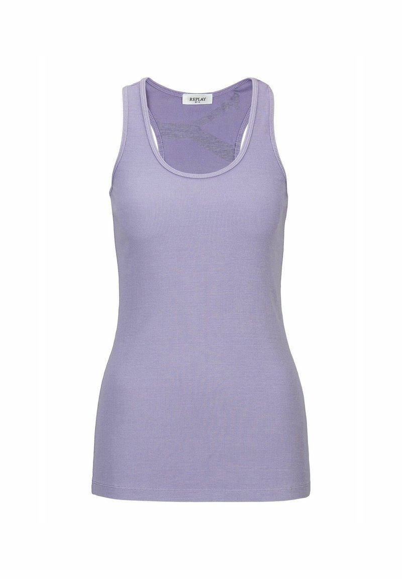 Débardeur côtelé lilas avec encolure dégagée et fines bretelles. Texture douce et coupe ajustée, idéal pour superposer. Étiquette de la marque visible.