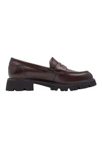 Mocassin en cuir marron foncé avec semelle noire épaisse et détail de bride penny, vue latérale sur fond blanc.