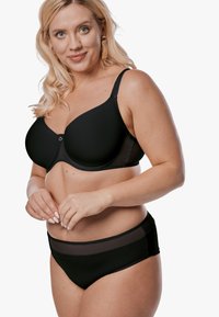 Czarny biustonosz i dopasowane wysokie majtki wykonane z gładkiego materiału z siateczkowymi akcentami. Usztywniane miseczki i regulowane ramiączka.