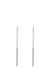 Orecchini in metallo color argento con una forma elegante ed allungata e una superficie liscia e lucida. Design sottile e minimalista con punte affilate.