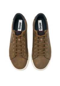 Zapatillas de cuero marrón con una textura suave, puntera redonda y suela de goma blanca; cuentan con cordones marrones y un interior en navy.