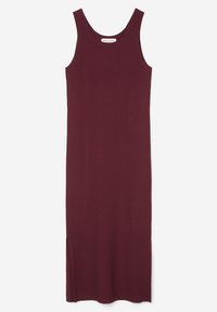 Robe sans manches en maille côtelée de couleur bordeaux foncé avec un col rond et une petite fente latérale près de l'ourlet.