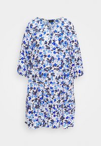 Bloemige jurk met driekwartmouwen, voorzien van blauwe en zwarte bloemen op een witte achtergrond, en een gelaagde rucheszoom. Lichtgewicht stof.