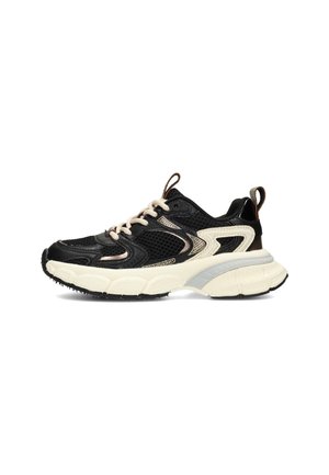 Baskets de sport noires et beiges avec une tige en mesh, semelle blanche épaisse, lacets beiges et languettes de traction sur le talon et la languette, vue de côté.