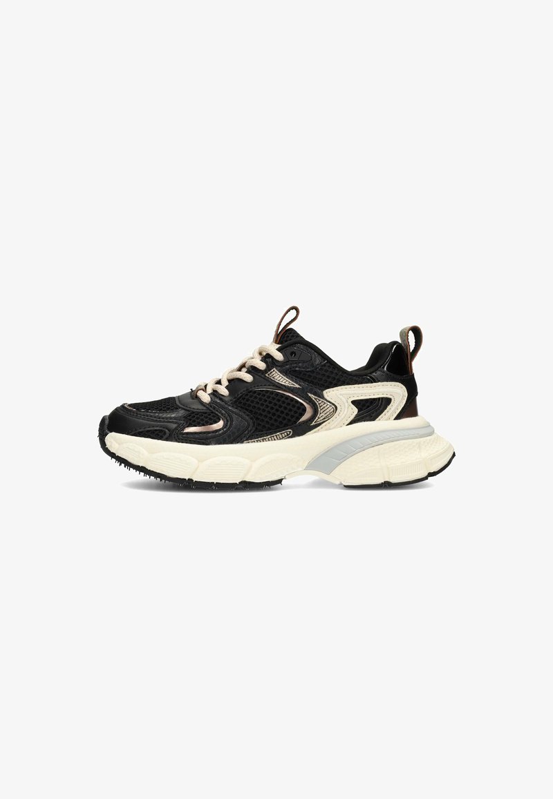 Schwarzer und beiger Sport sneaker mit Mesh-Obermaterial, dicker weißer Sohle, beigen Schnürsenkeln und Zugschlaufen an Ferse und Zunge, Seitenansicht.