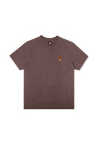 Hnědé bavlněné tričko s krátkými rukávy a kulatým výstřihem. Obsahuje malé vyšívané logo stromu na levé části hrudi.