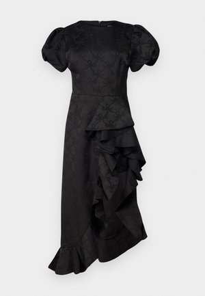 Vestido negro con mangas abullonadas, un corsé ajustado y un detalle de volantes en cascada en un lado, hecho de una tela texturizada con un patrón sutil.